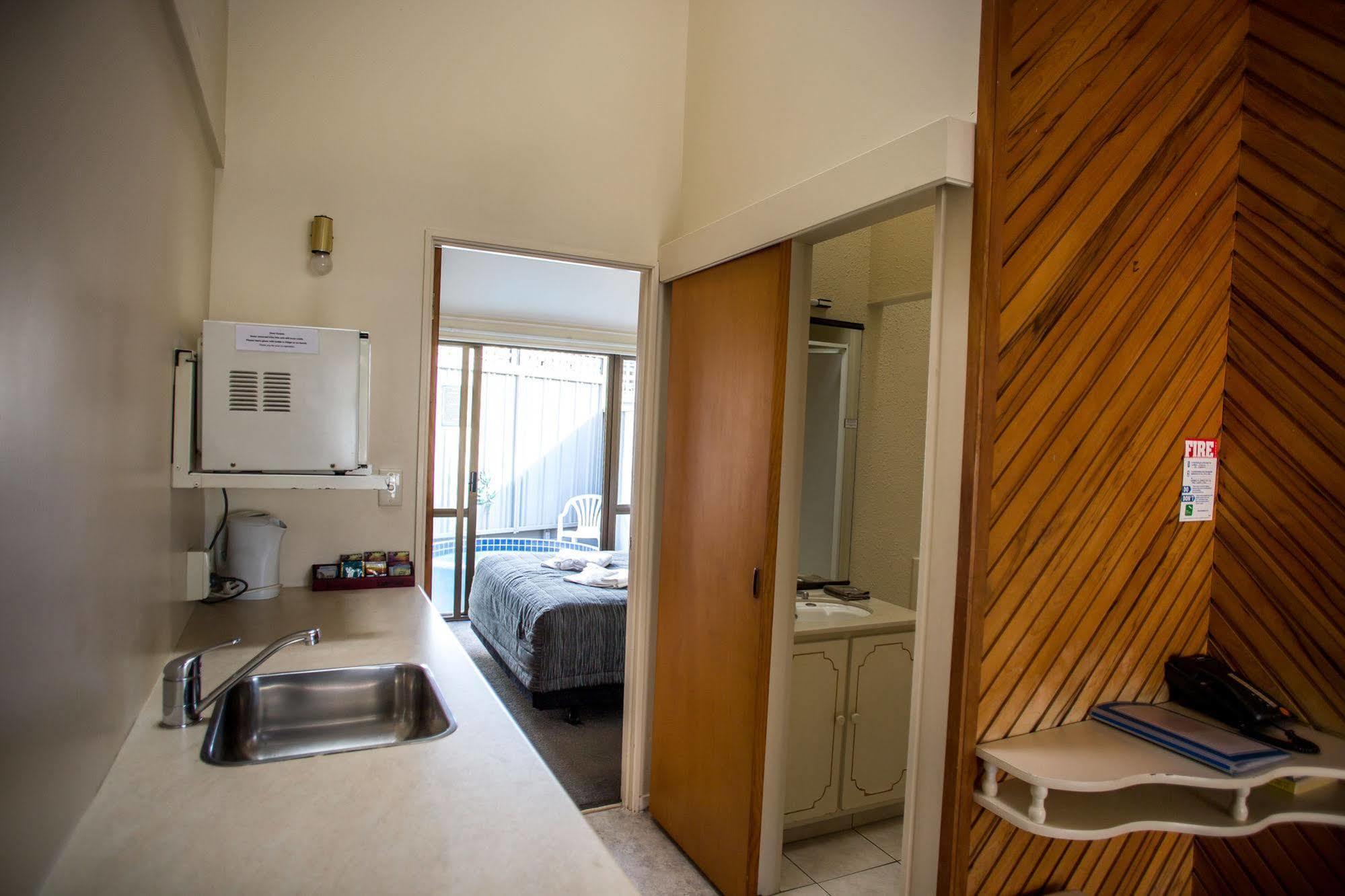 Bennetts Thermal Motor Inn Тауранга Экстерьер фото